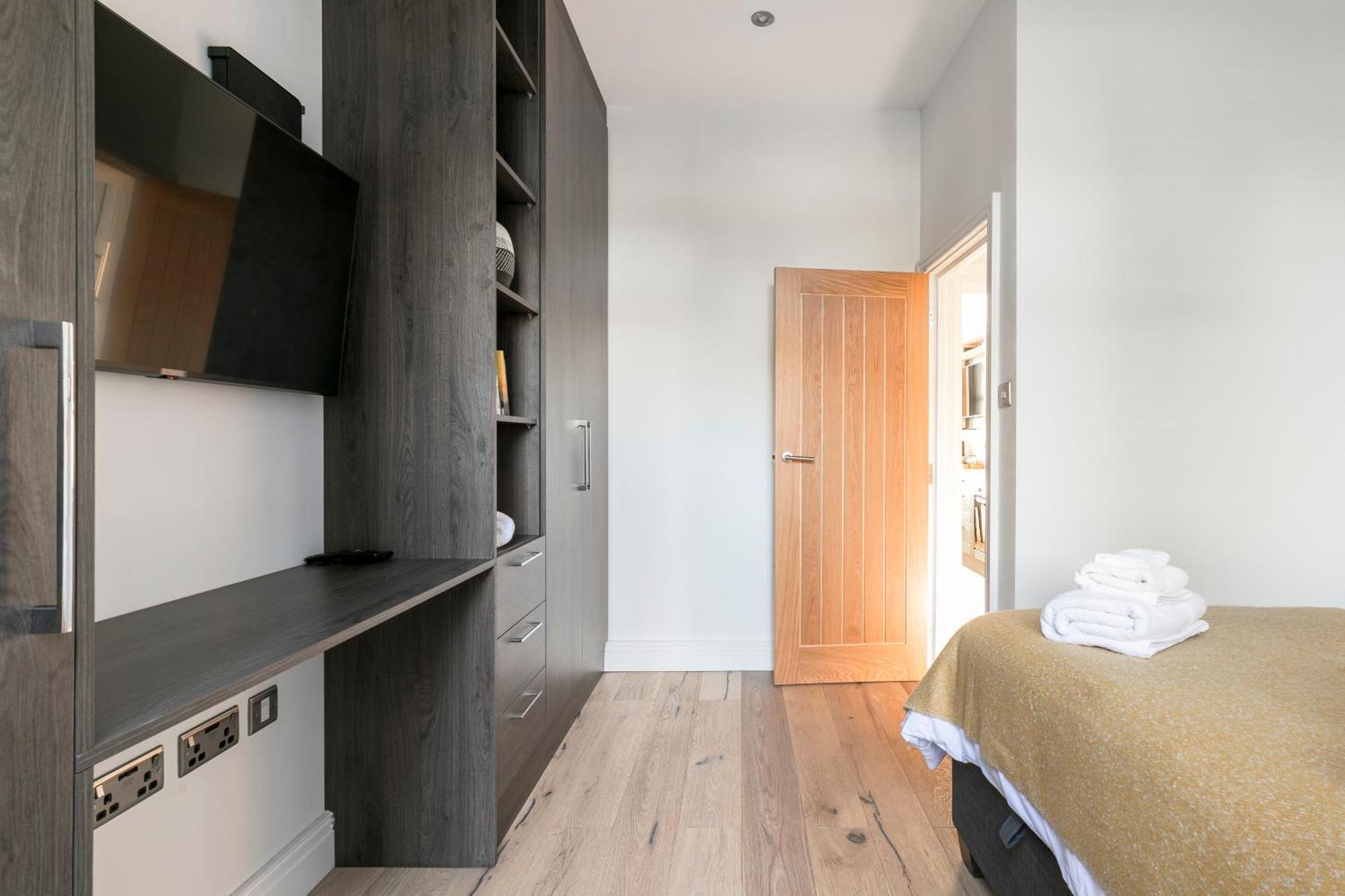 Modern Aptmt, 2 Stops To Central London, Smart Lock, Netflix Ealing