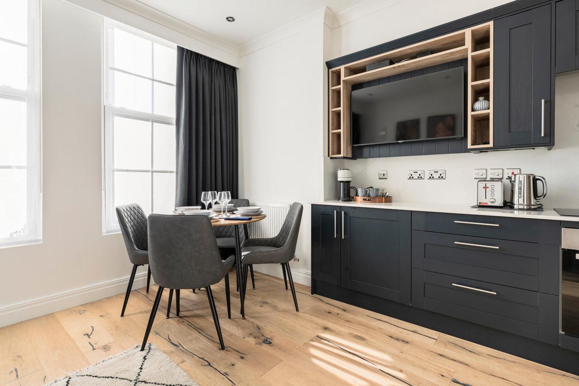 Modern Aptmt, 2 Stops To Central London, Smart Lock, Netflix Apartment